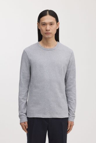 Das Langarm-T-Shirt