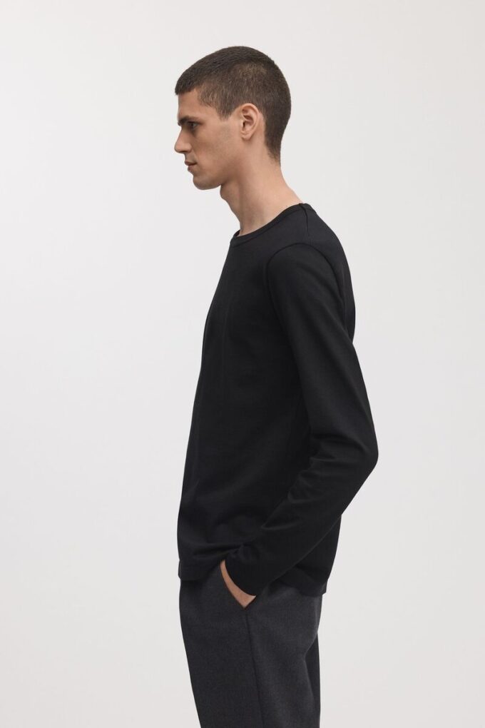 Das Langarm-T-Shirt