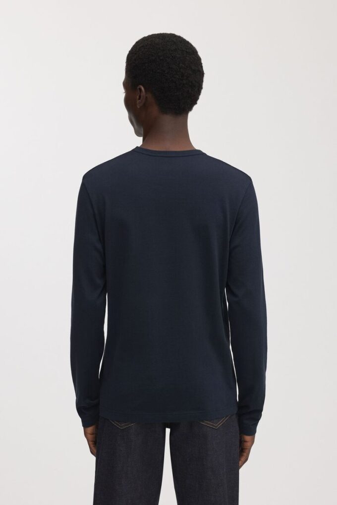 Das Langarm-T-Shirt