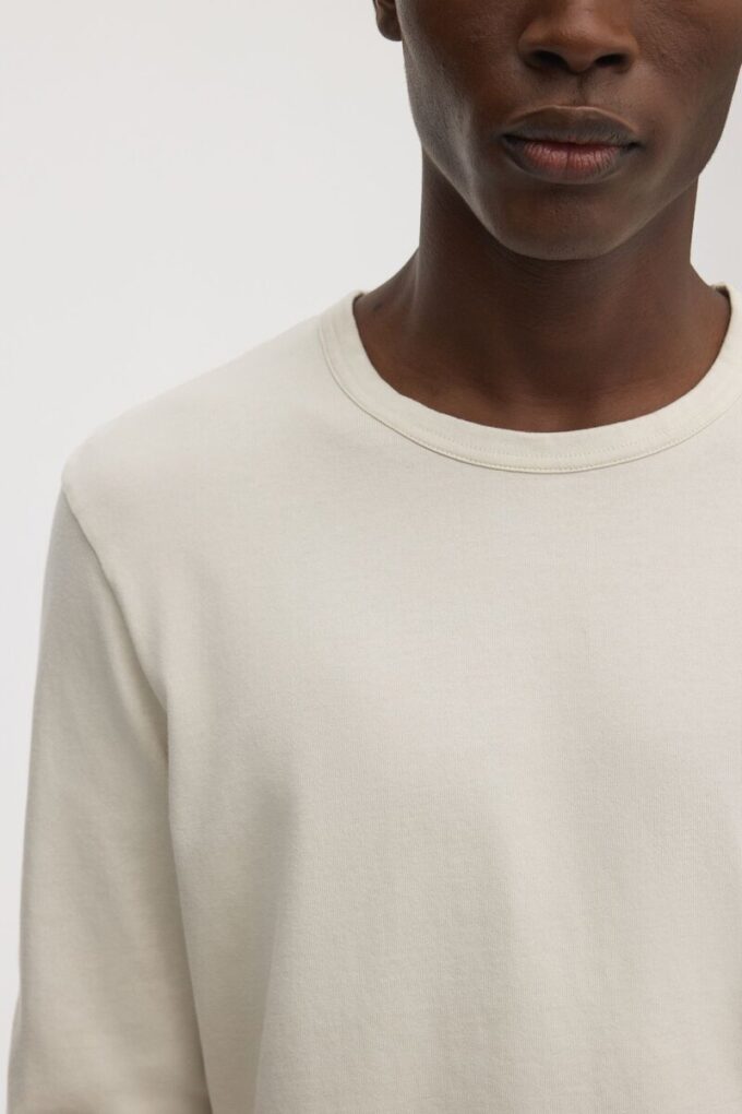 Das Langarm-T-Shirt