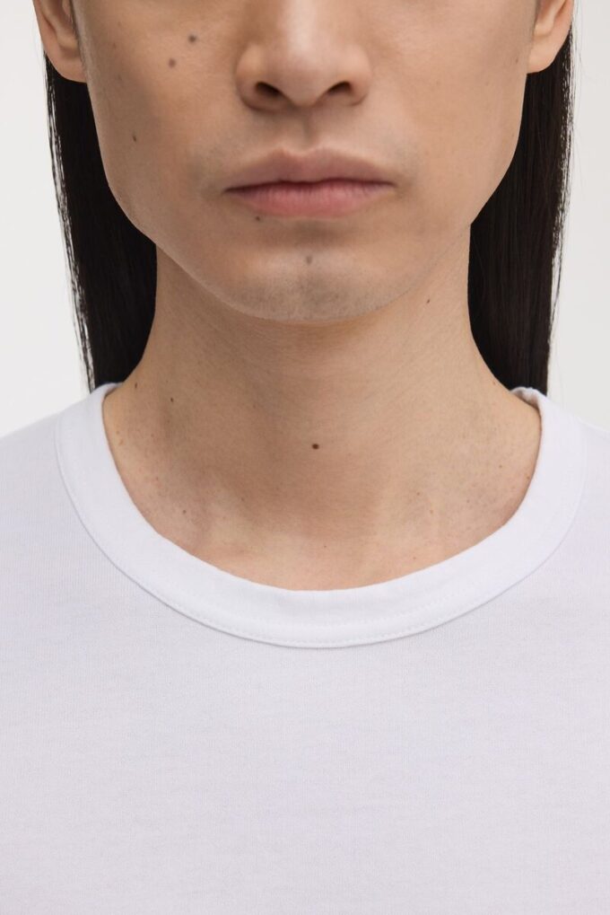 Das Langarm-T-Shirt