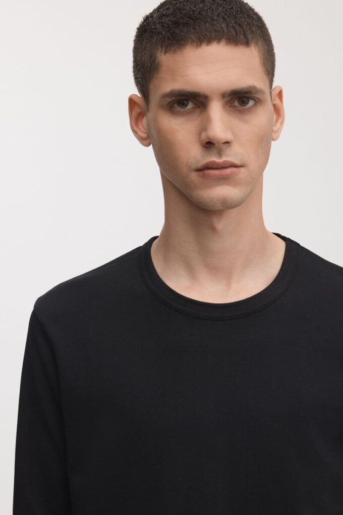 Das Langarm-T-Shirt