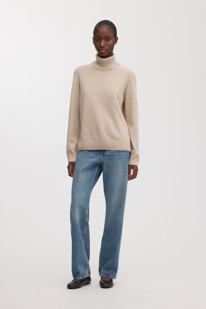 Der Kaschmir-Rollkragenpullover Der Kaschmir-Rollkragenpullover