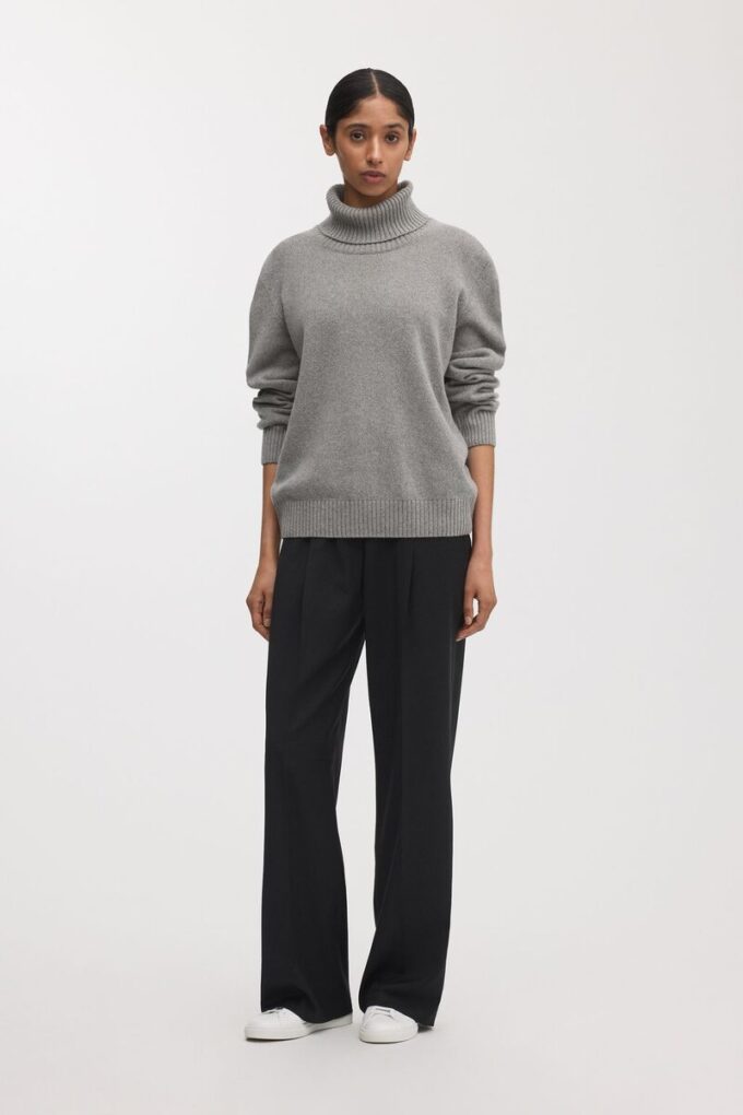 Der Kaschmir-Rollkragenpullover Der Kaschmir-Rollkragenpullover