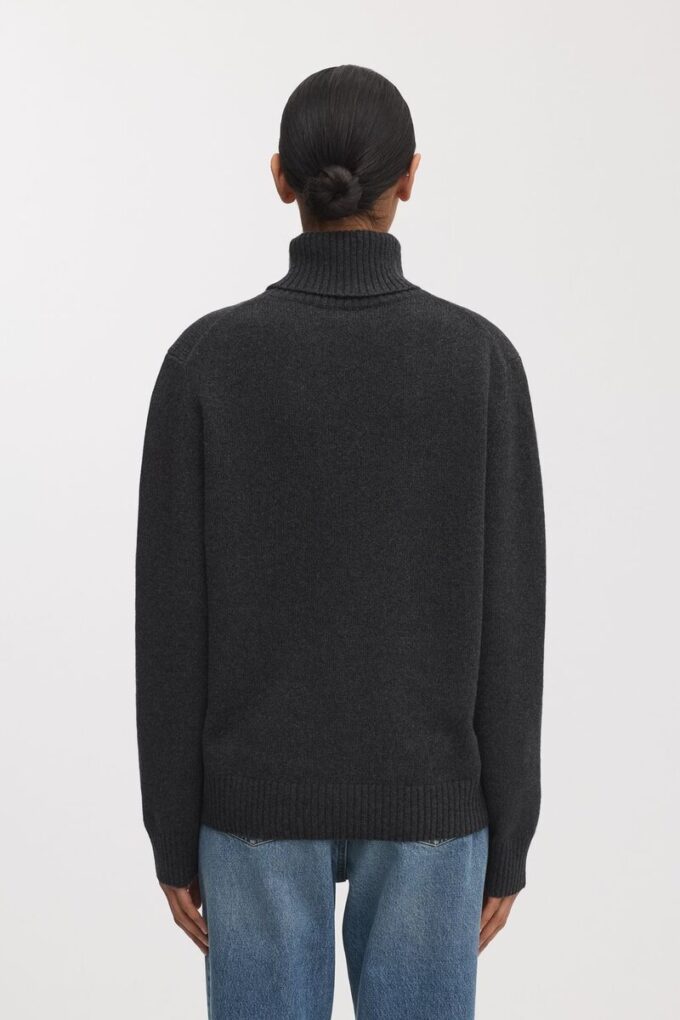 Der Kaschmir-Rollkragenpullover Der Kaschmir-Rollkragenpullover