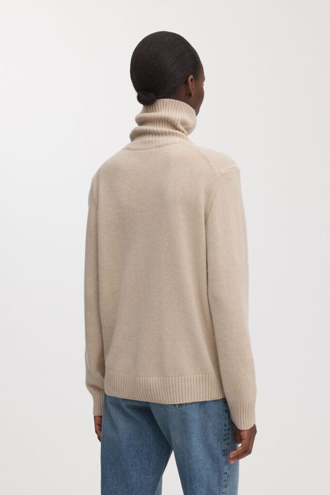 Der Kaschmir-Rollkragenpullover Der Kaschmir-Rollkragenpullover