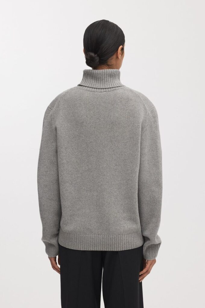 Der Kaschmir-Rollkragenpullover Der Kaschmir-Rollkragenpullover