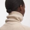 Der Kaschmir-Rollkragenpullover Der Kaschmir-Rollkragenpullover