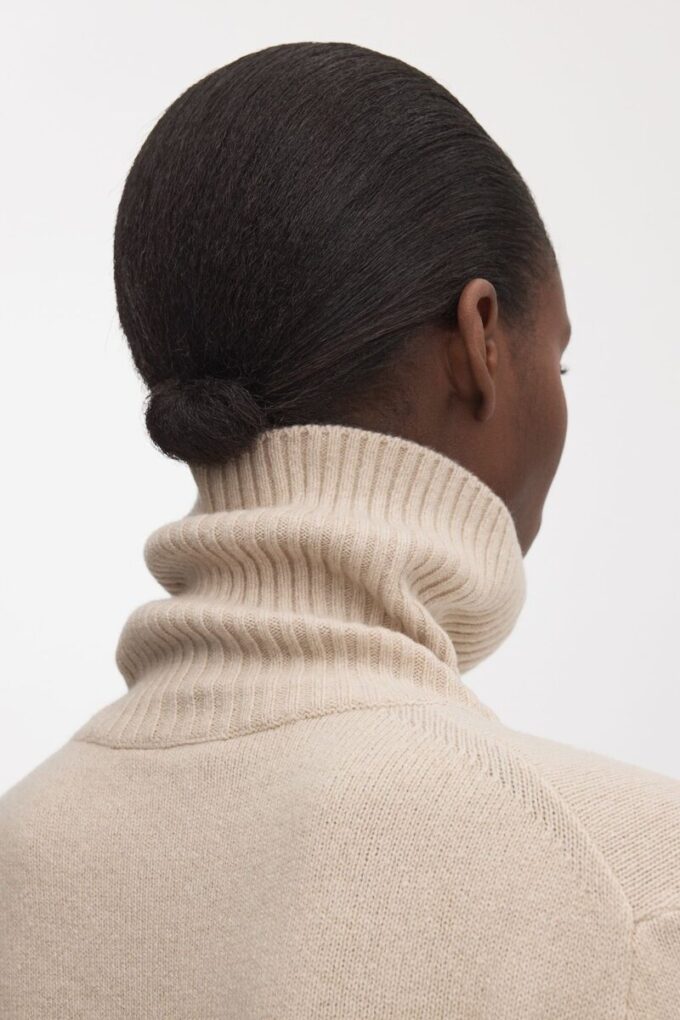Der Kaschmir-Rollkragenpullover Der Kaschmir-Rollkragenpullover