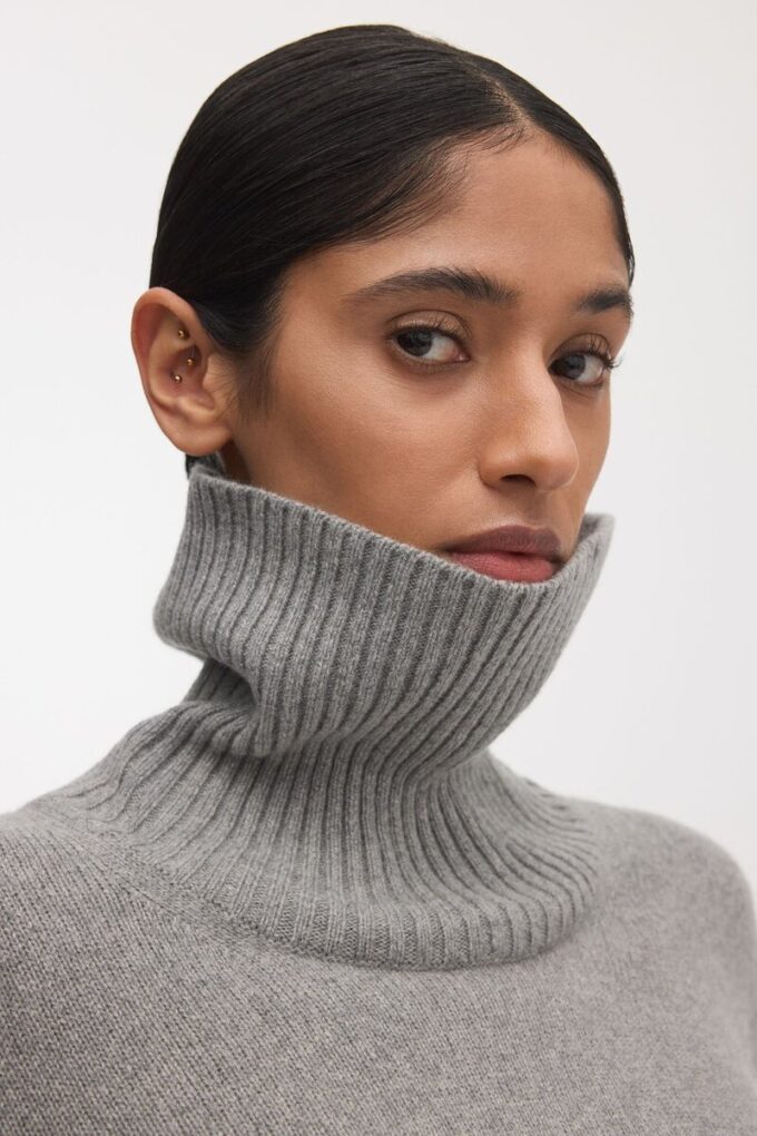 Der Kaschmir-Rollkragenpullover Der Kaschmir-Rollkragenpullover