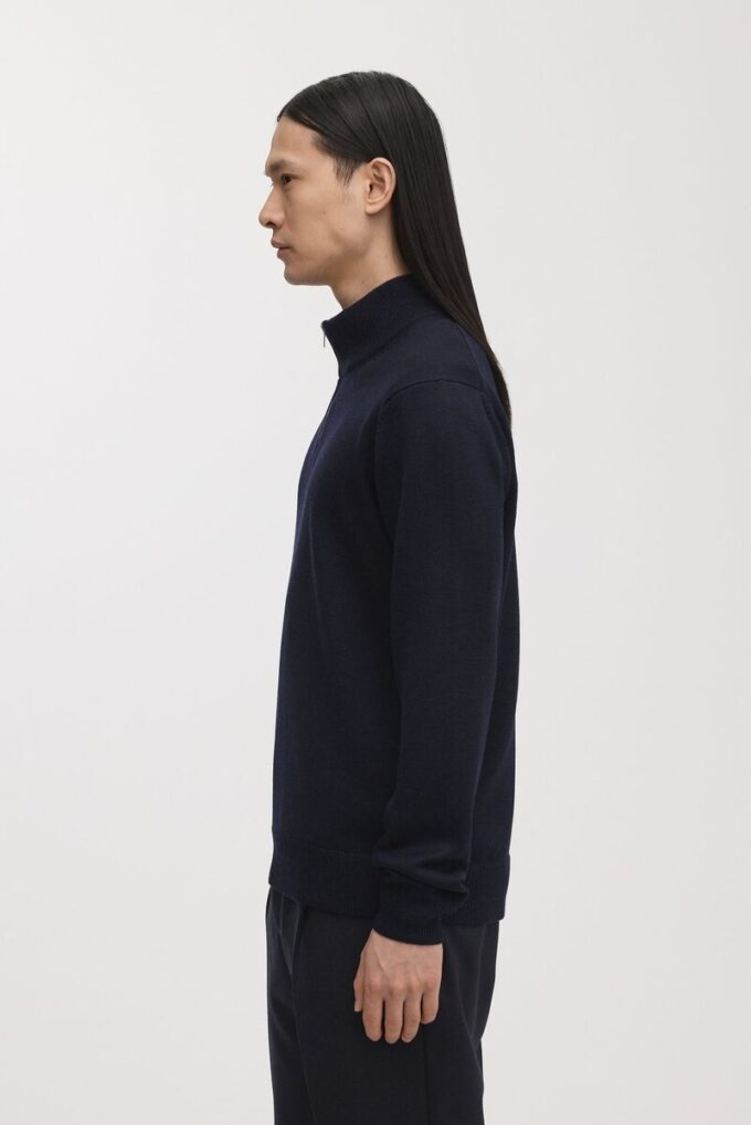 Der Merino-Pullover mit halbem Reißverschluss Der Merino-Pullover mit halbem Reißverschluss