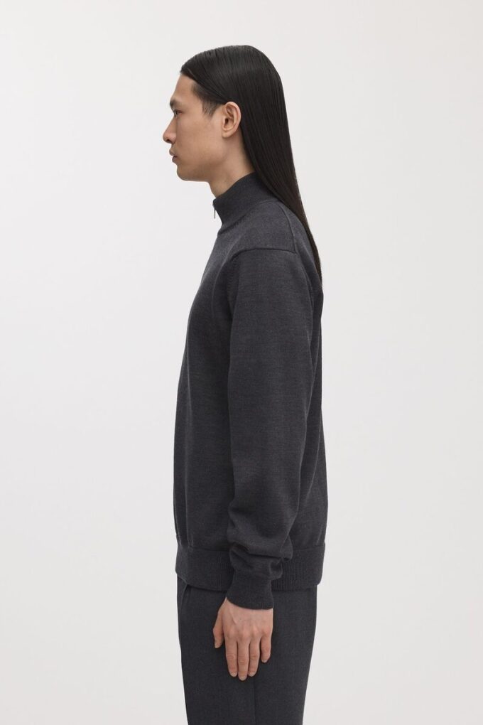 Der Merino-Pullover mit halbem Reißverschluss Der Merino-Pullover mit halbem Reißverschluss