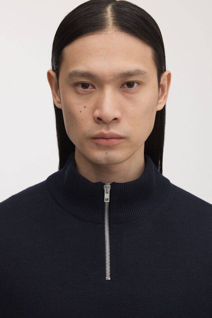 Der Merino-Pullover mit halbem Reißverschluss Der Merino-Pullover mit halbem Reißverschluss