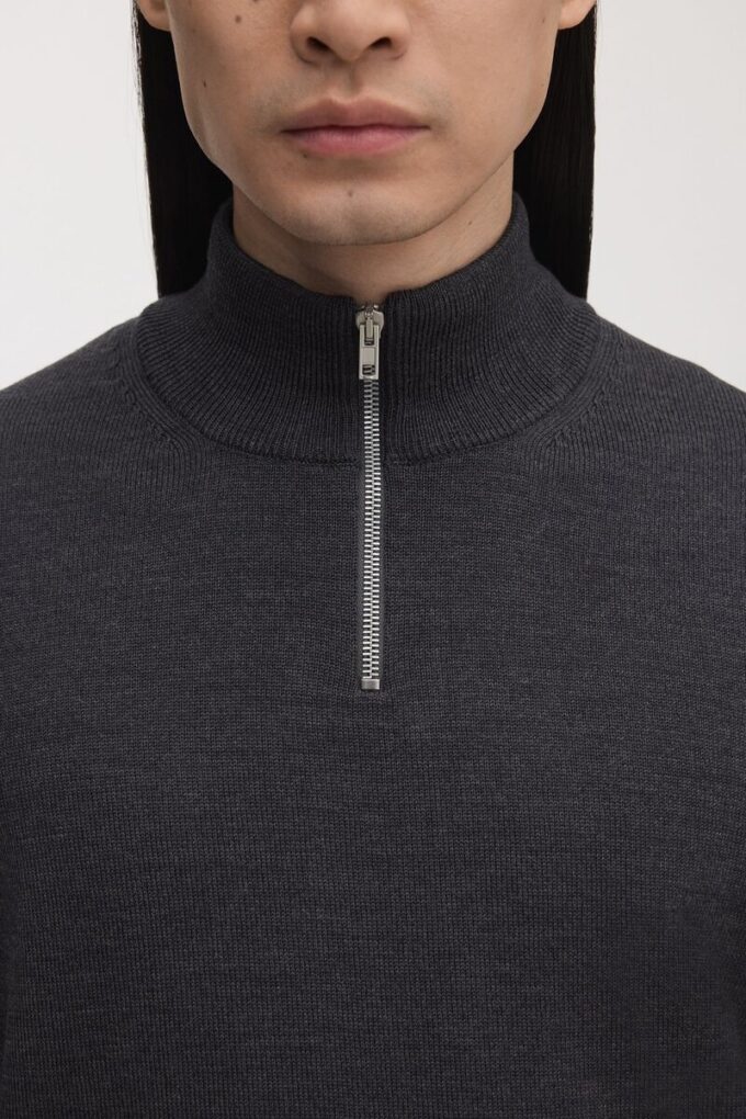 Der Merino-Pullover mit halbem Reißverschluss Der Merino-Pullover mit halbem Reißverschluss