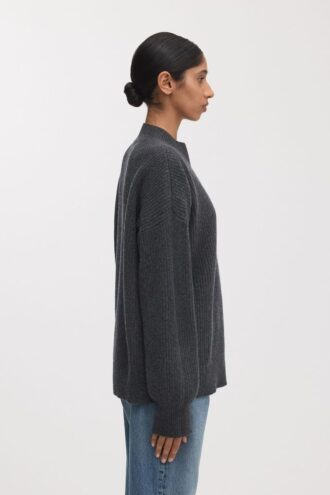Der Pullover mit Stehkragen