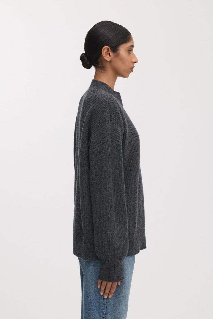 Der Pullover mit Stehkragen Der Pullover mit Stehkragen