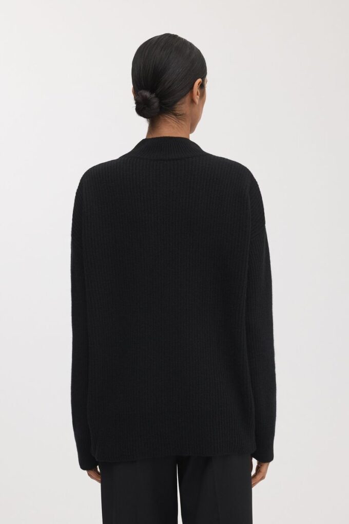 Der Pullover mit Stehkragen Der Pullover mit Stehkragen