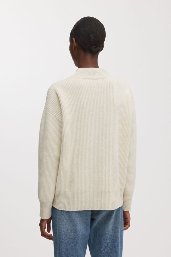 Der Pullover mit Stehkragen Der Pullover mit Stehkragen