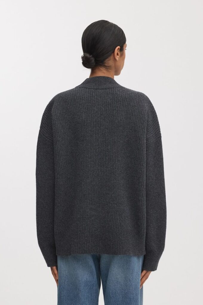Der Pullover mit Stehkragen Der Pullover mit Stehkragen